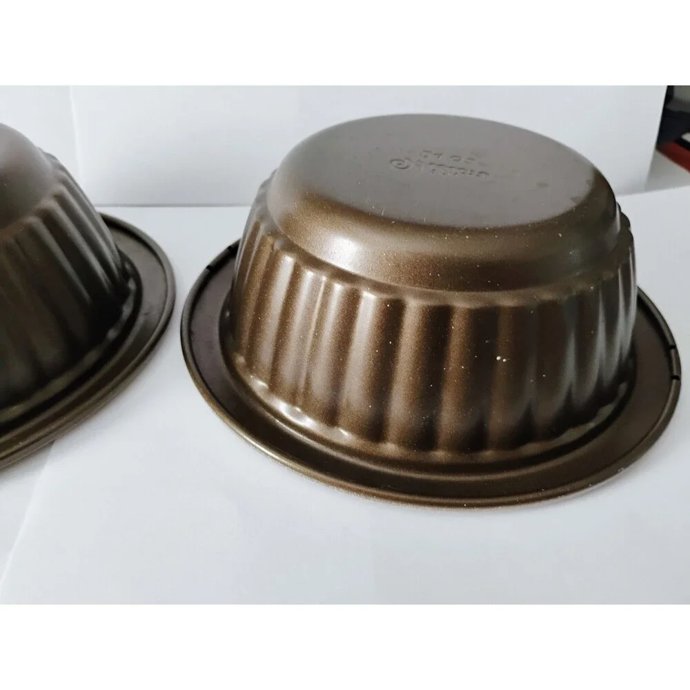 Two Wilton Oven to Table 24 oz Round Baking Pans Fluted Nonstick Casserole Lot